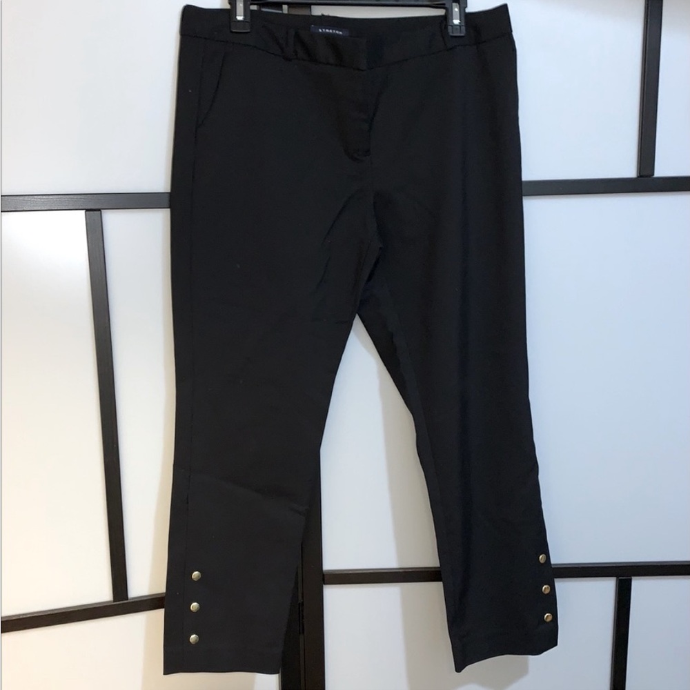 JNY Capris with Accent Buttons at Bottoms